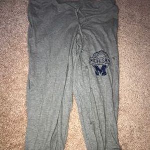 U OF M Crop Leggings
